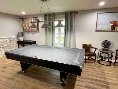 mesa de ping pong en la sala de estar en Charming Family Retreat Near Parks Fire Pit & Games, en Decatur