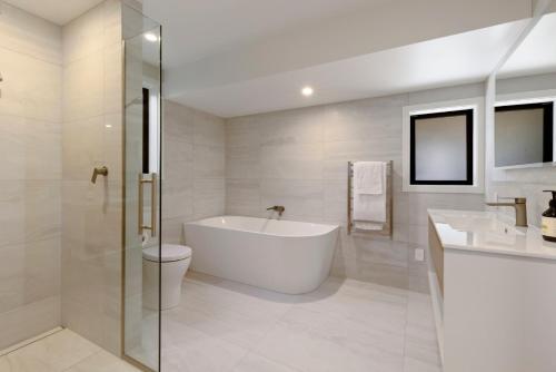 Bilik mandi di A Surprise on Sunrise! Panoramic Lake Views & Spa Pool