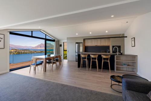 Fotografie z fotogalerie ubytování A Surprise on Sunrise! Panoramic Lake Views & Spa Pool v destinaci Queenstown