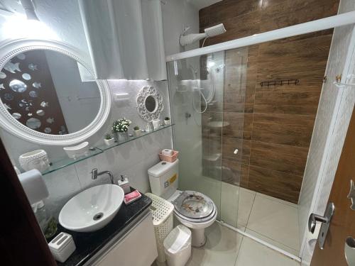 Phòng tắm tại Bangalô térreo, com quintal e piscina privativos