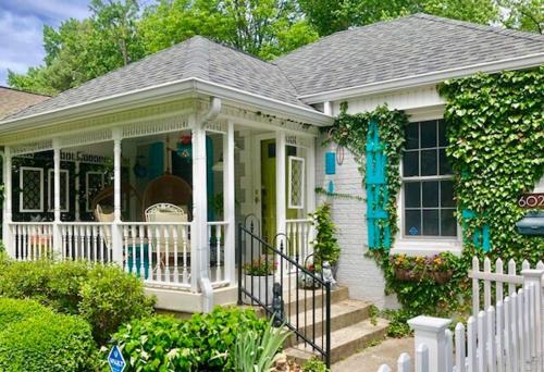 een klein wit huis met een wit hek bij A beautiful award winning bungalow in Indianapolis