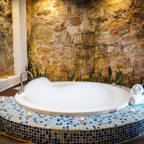 Ένα μπάνιο στο Hotel Real de Piedra
