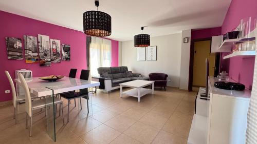 Una cocina y una sala de estar con mesa de comedor. en Apartamento de lujo en Residencial El Mocan, en Palm-mar