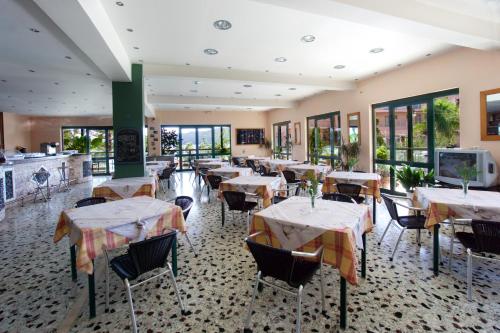 Hotel Athina tesisinde bir restoran veya yemek mekanı