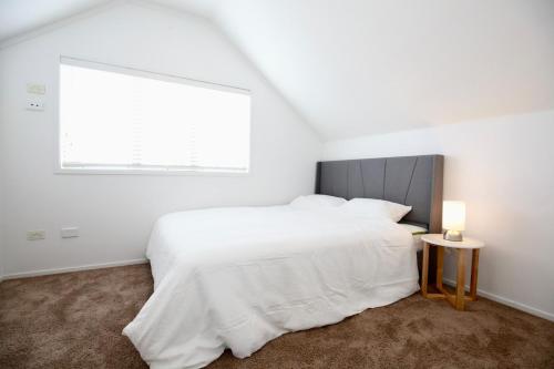 Katil atau katil-katil dalam bilik di My castle house Manukau City 20 mins to Auckland Airport