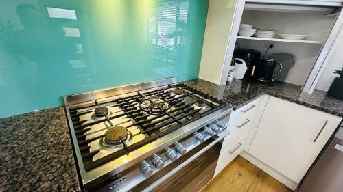 Dapur atau dapur kecil di My castle house Manukau City 20 mins to Auckland Airport