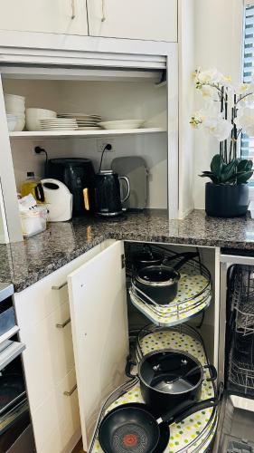 Dapur atau dapur kecil di My castle house Manukau City 20 mins to Auckland Airport
