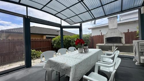 Balkoni atau teres di My castle house Manukau City 20 mins to Auckland Airport