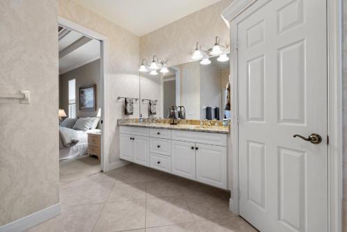 Marco Island Private Home on the Water في جزيرة ماركو: حمام مزود بحوض ومِرآة