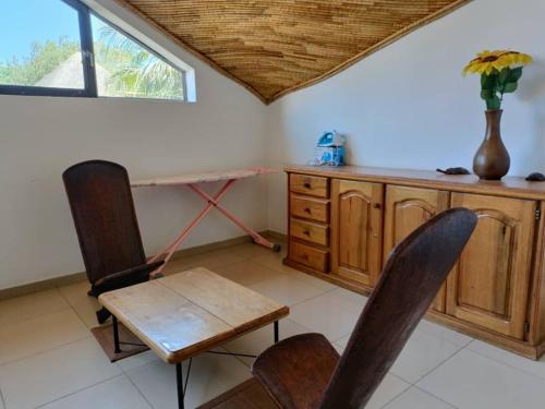 a room with a desk and chairs and a table at Villa Na aldiana in Sali Nianiaral