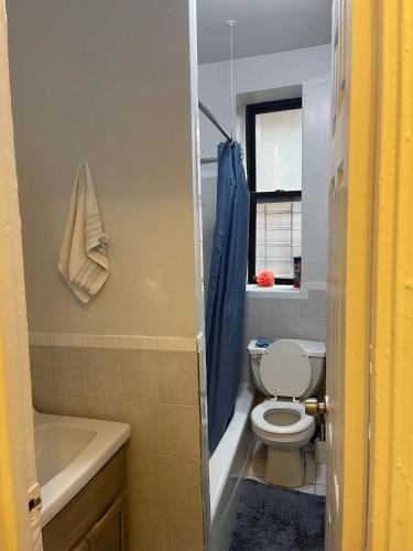 Koupelna v ubytování 2-Bedroom Apartment in the Bronx and Pet Friendly