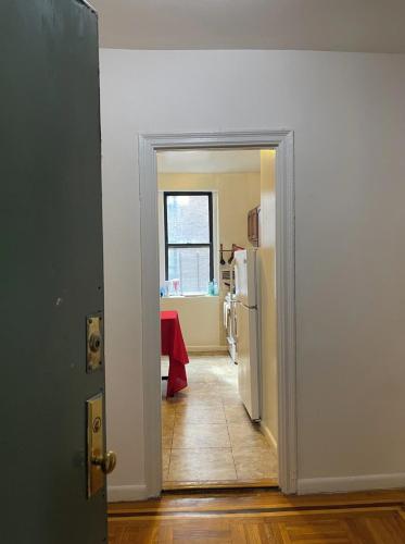 Posezení v ubytování 2-Bedroom Apartment in the Bronx and Pet Friendly