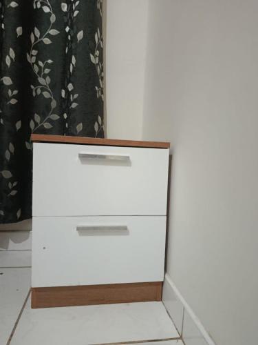 a white chest of drawers with a black and white curtain at Hospedaje Cielo Marino in Zorritos