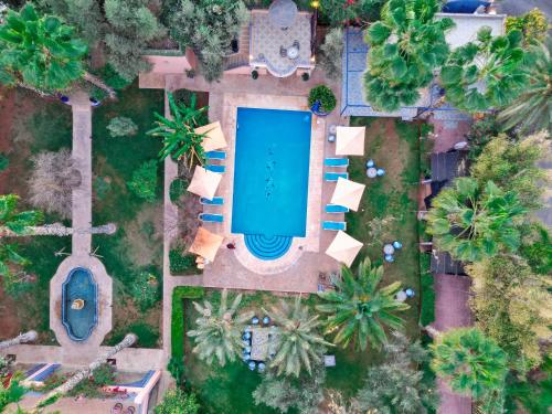 an overhead view of a pool in a yard with trees at RIAD REDWAN in Marrakech
