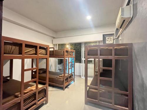 Palanda nebo palandy na pokoji v ubytování FIN Street Hostel