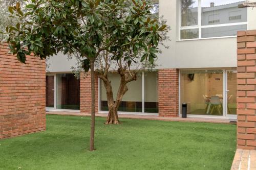 a tree in the yard of a house at Magnolia Suites & Stays in Porto