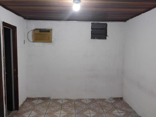 una camera con parete bianca e condizionatore d'aria di Paracasa ad Ananindeua