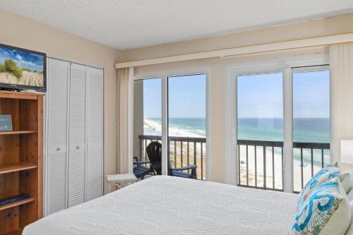 une chambre avec un lit et une vue sur l'océan dans l'établissement Pinnacle Port A-701, à Carillon Beach