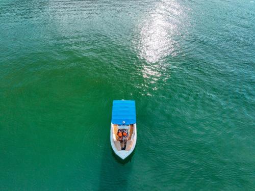 an overhead view of a boat in the water at The Dome Hotel - Caylabne Bay in Ternate