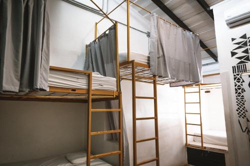 a room with bunk beds in a dorm room at ESO Santa Teresa in Santa Teresa Beach