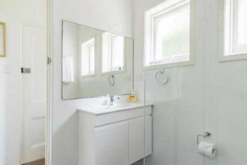 Vannituba majutusasutuses Sun Drenched Ground Floor Studio with Patio