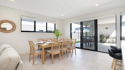 ein Esszimmer mit Tisch und Stühlen in der Unterkunft Anchors Rest in Shellharbour