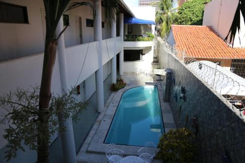 una vista aérea de una piscina en un edificio en Hotel Poyares, en Fortaleza