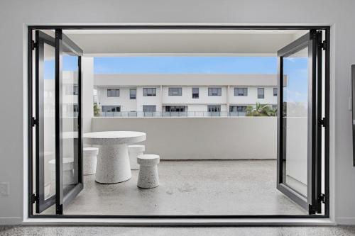 オークランドにあるChic Modern 2BR Heart of Manukauの窓からテーブルと椅子の景色を望めます。