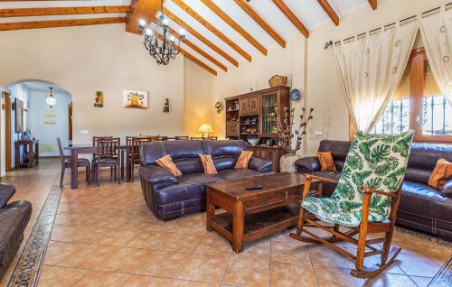 ein Wohnzimmer mit Sofa und Tisch in der Unterkunft Awesome Home In Cartagena With Wifi in Cartagena