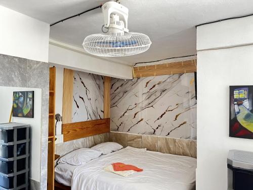 ein Schlafzimmer mit einem Bett und einem Kronleuchter in der Unterkunft Casa De Matias in Las Terrenas