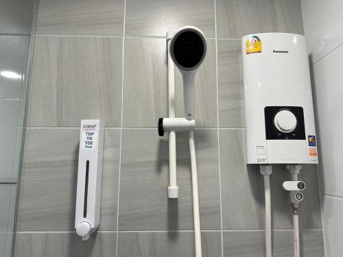 a room with a phone charger and other devices on a wall at วัน บัดเจท เชียงราย สนามกีฬา One Budget Hotel Chiangrai Stadium in Chiang Rai