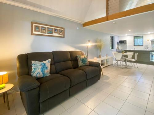 Χώρος καθιστικού στο Canopy Chalet 4
