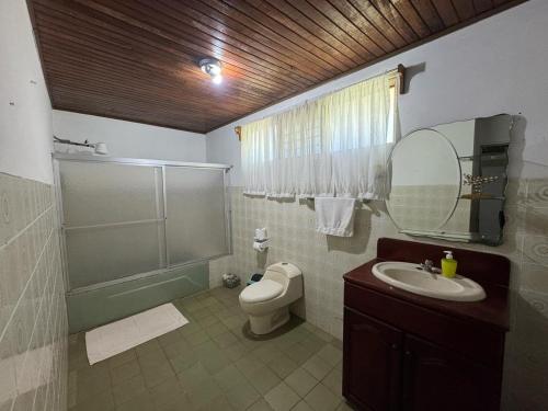 Koupelna v ubytování Tilarán home