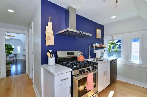 プロビデンスにあるJennifer's Loft Apartment Historic College Hill with Parkingの青い壁のキッチン(コンロ付)