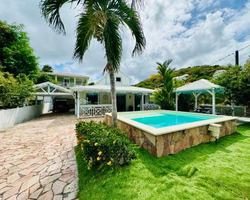 une piscine dans l'arrière-cour d'une maison dans l'établissement Villa Yaya, à Le Robert
