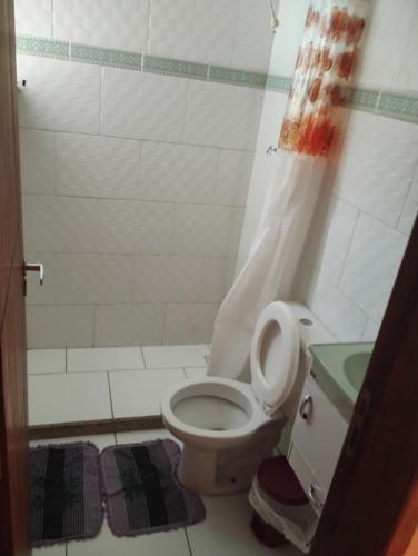 ein Badezimmer mit Toilette und Dusche in der Unterkunft Apartamento completo na praia in Mangaratiba