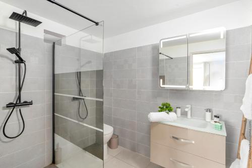 a bathroom with a shower and a toilet and a sink at La villa montobanez in Le Gosier