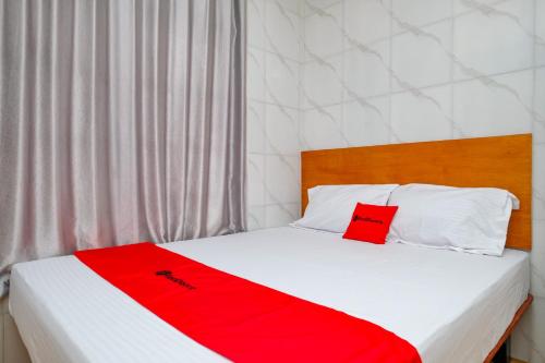 Ένα ή περισσότερα κρεβάτια σε δωμάτιο στο RedDoorz at Timuran Prawirotaman