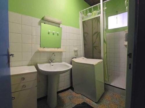 Ванная комната в Maison calme proche plage, animaux acceptés - FR-1-476-234