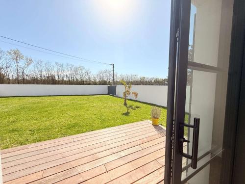 Photo de la galerie de l'établissement Maison de plain-pied avec terrasse et jardin à Saint-Georges-d'Oléron - FR-1-778-47, à Saint-Georges-dʼOléron