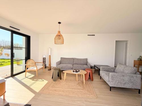 Photo de la galerie de l'établissement Maison de plain-pied avec terrasse et jardin à Saint-Georges-d'Oléron - FR-1-778-47, à Saint-Georges-dʼOléron