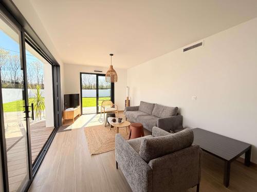 Photo de la galerie de l'établissement Maison de plain-pied avec terrasse et jardin à Saint-Georges-d'Oléron - FR-1-778-47, à Saint-Georges-dʼOléron