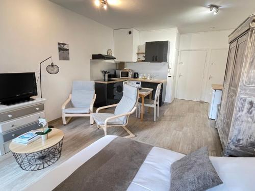 un salon avec un canapé et une table dans l'établissement Studio confortable à Aix-les-Bains avec balcon et wifi - FR-1-555-113, à Aix-les-Bains
