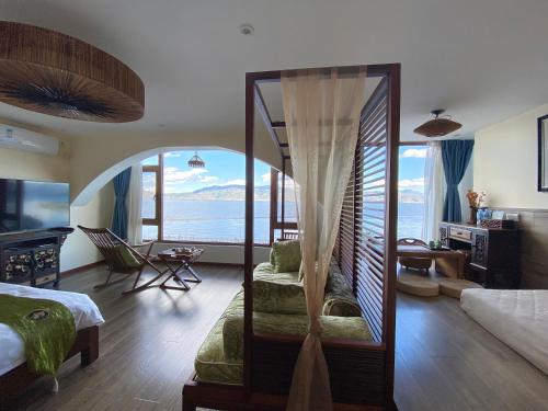 Un dormitorio con una cama y vista al mar. en 大理得一舍海景休闲民宿, en Dali