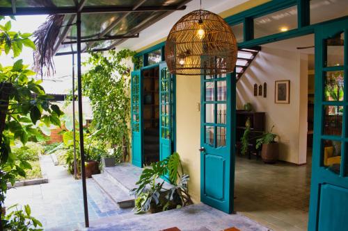 Κήπος έξω από το Anicca Riverside Cottages