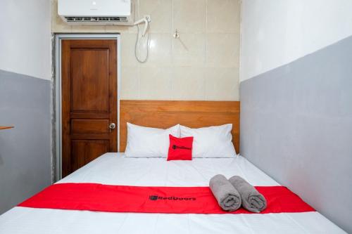 Postel nebo postele na pokoji v ubytování RedDoorz Near Mulyosari