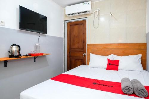 Ένα ή περισσότερα κρεβάτια σε δωμάτιο στο RedDoorz Near Mulyosari