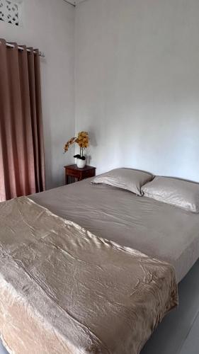 En eller flere senge i et værelse på Vlaris Homestay