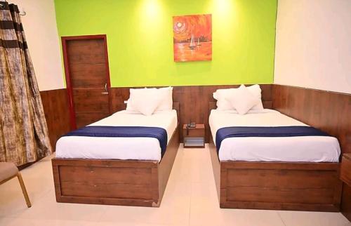 Ein Bett oder Betten in einem Zimmer der Unterkunft Serenpark Resort Jorhat