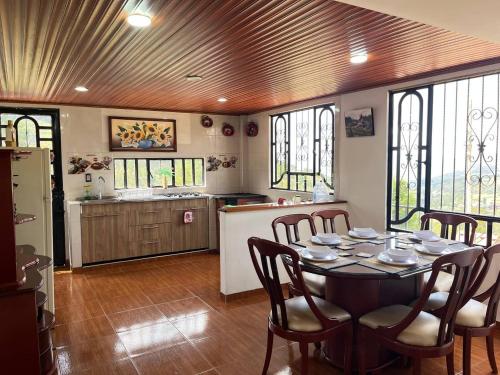 eine Küche und ein Esszimmer mit Tisch und Stühlen in der Unterkunft Hospedaje Rural Yukaleña - Monguí in Monguí